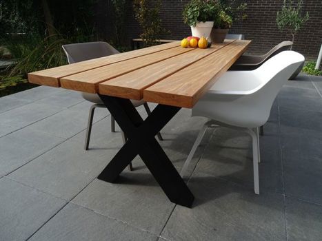Korting Op Tuintafel Met X Poten